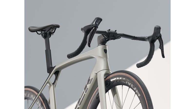 2025 Madone SL 7 Gen 8 Road Bike - Image 11