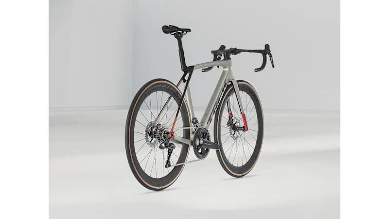2025 Madone SL 7 Gen 8 Road Bike - Image 8