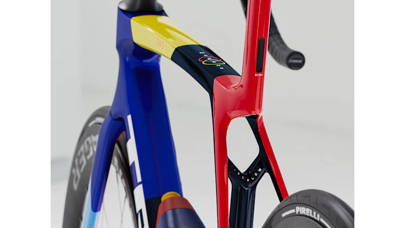 2025 Madone SLR 8 AXS Gen 8 Road Bike - Image 10